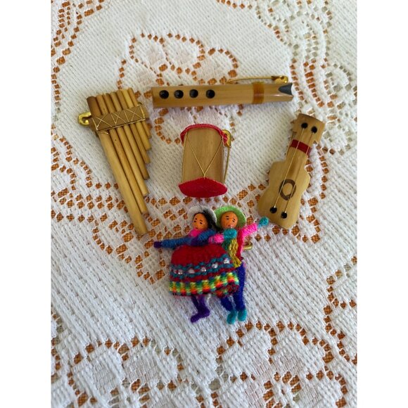 Vintage 1970s Miniature Peruvian Musical Instruments & Dolls Pins/Brooches - Picture 10 of 10
